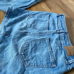 Cutest jean skirt from American eagle! 💙💙💙